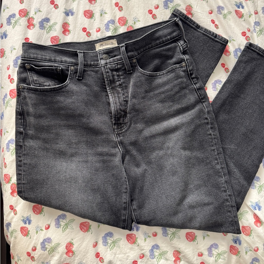 Madewell grey straight jeans size 29
worn only once!